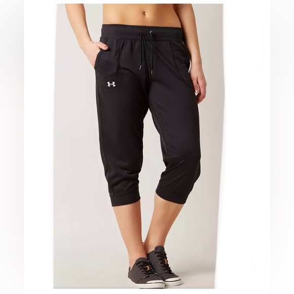 Under Armour Women’s Athletic Woven Black Capri Pants - Picture 1 of 9